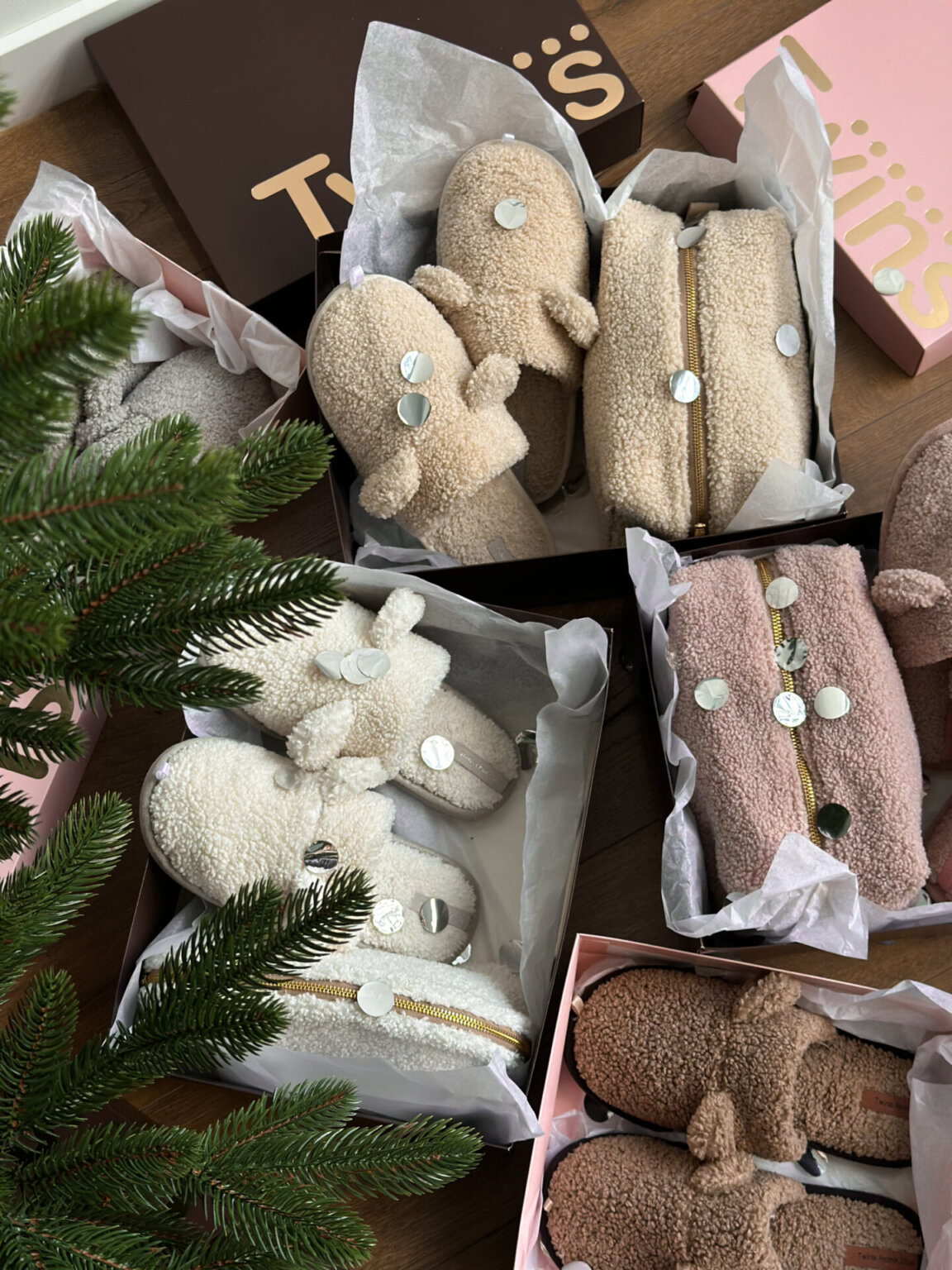 Подарунковий набір TEDDY white (косметичка, капці, пакування сіре)