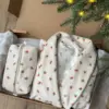 Косметичка пухнаста середня квадрат біла в червону квіточку