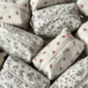 Косметичка пухнаста середня квадрат біла в червону квіточку