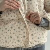 Куртка стьобана демісезонна молочна у блакитну квітку