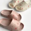 Twins капці піна пляжні та вуличні молочні у червону квітку (=)