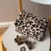 Косметичка хутро Лео беж середній квадрат