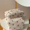 Косметичка пухнаста мала квадрат біла в червону квіточку