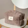 Косметичка середня махра жакард з квітами колір коричневий