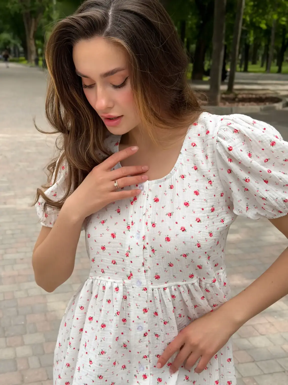 Сукня на ґудзиках муслін троянда червона дрібна на молочному
