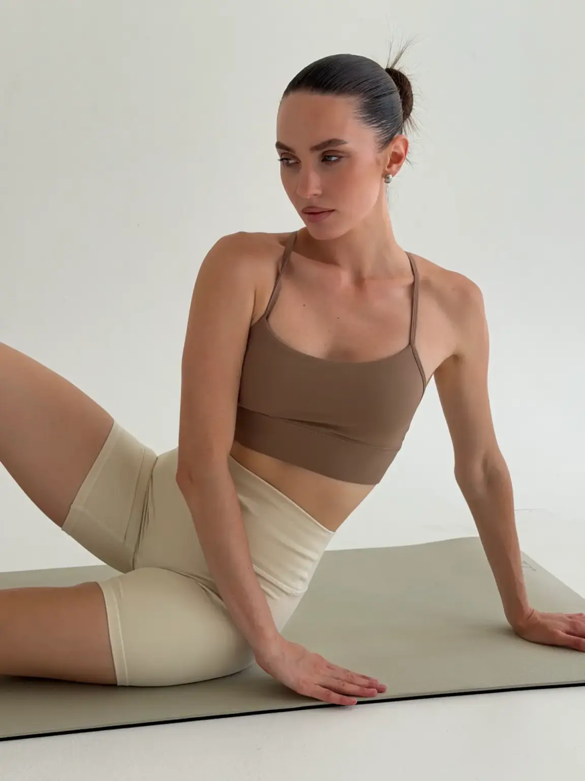 Yoga топ з борцівською спинкою капучино