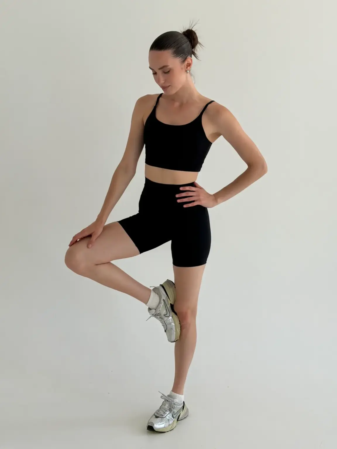 Yoga топ з тонкими бретелями чорний